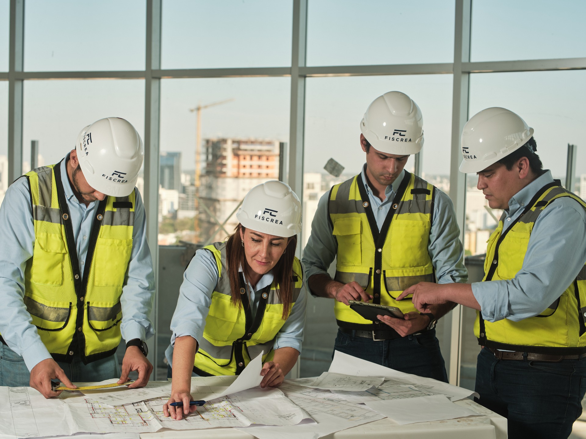 Equipo Fiscrea revisando planos en obra